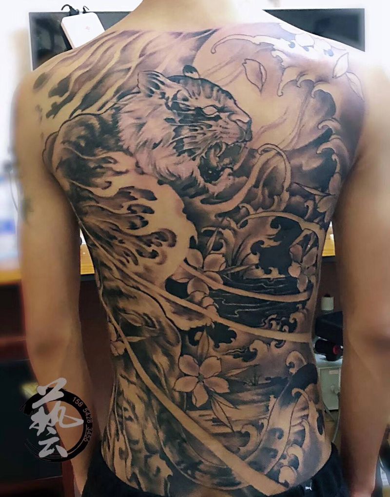 虎虎生威纹身图片_成品手稿插画背部传统动物写实手臂纹身图案