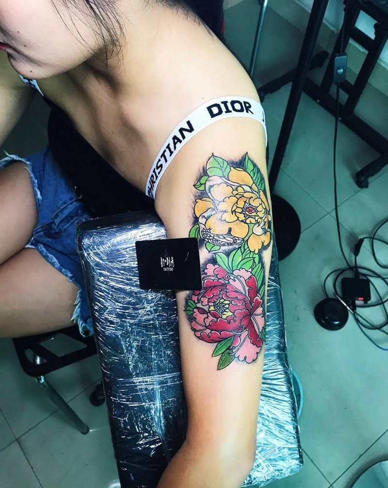 大臂牡丹纹身图片