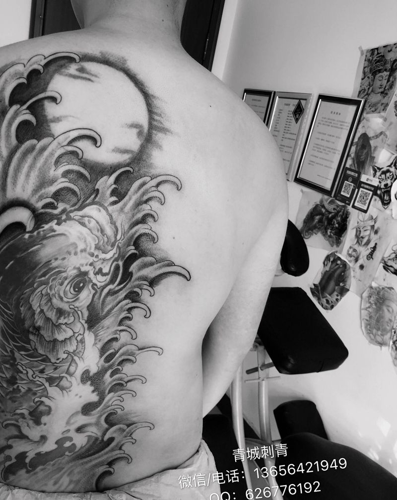 半背鲤鱼添加纹身图片_背部老传统新传统纹身图案