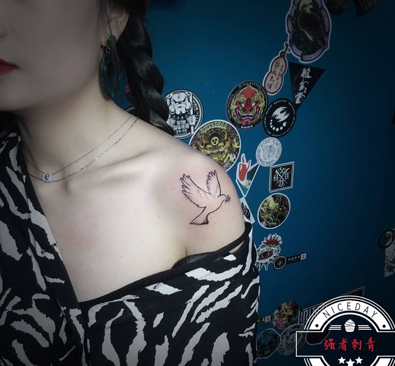 鸽子纹身纹身图片_肩部几何纹身图案