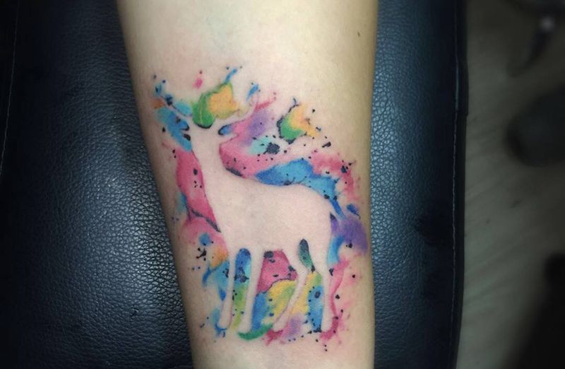 水彩小鹿纹身图片_手臂水彩纹身图案