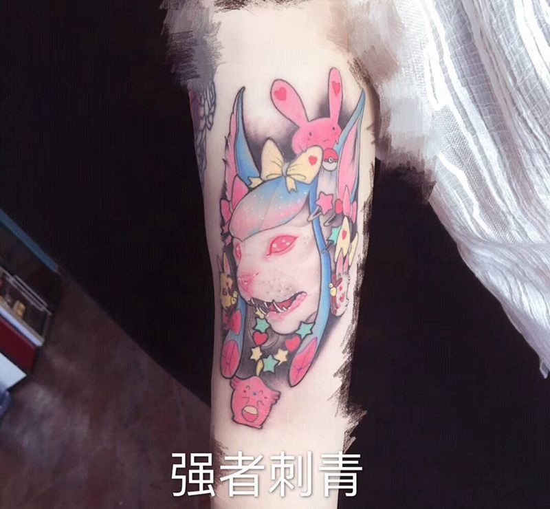 马卡龙色小猫纹身图片_手臂水彩纹身图案
