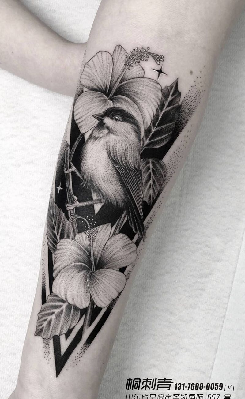 花鸟纹身图片_手臂欧美写实点刺纹身图案