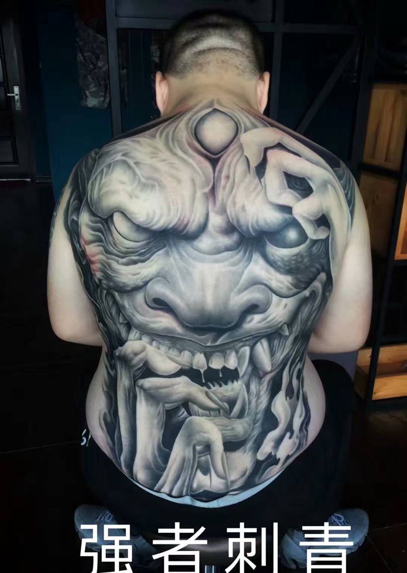 欧美满背纹身纹身图片_臀部欧美写实纹身图案