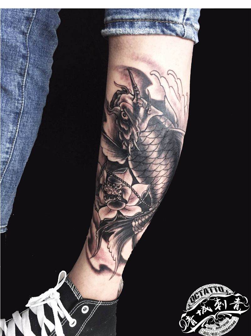 鲤鱼纹身纹身图片_腿部老传统纹身图案