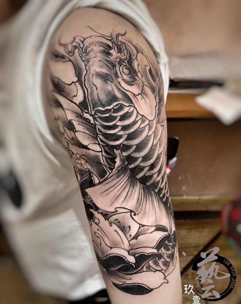 锦鲤纹身图片_手臂新传统纹身图案