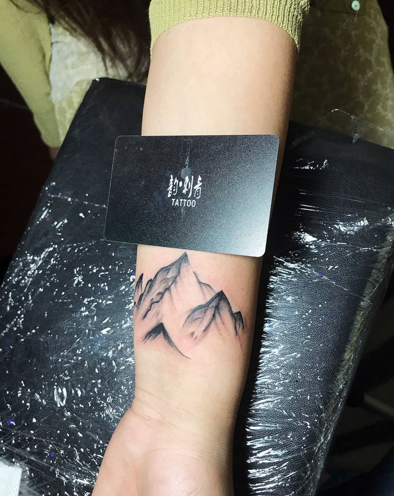 小仙女纹的山纹身图片_手部纹身图案