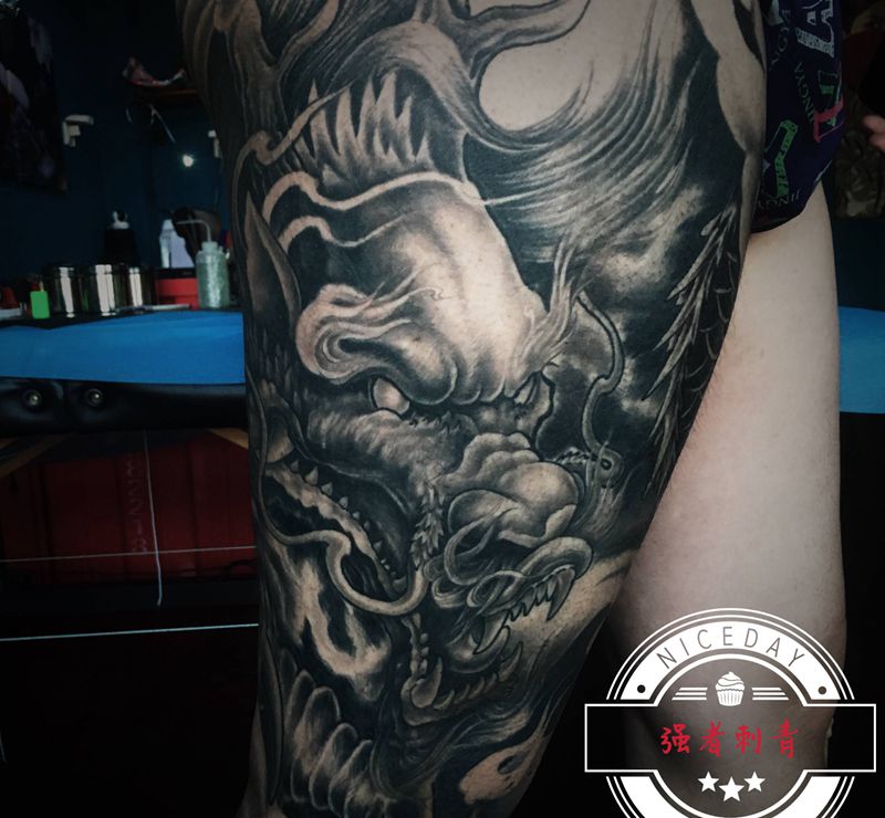 黑灰花腿纹身图片_腿部新传统纹身图案