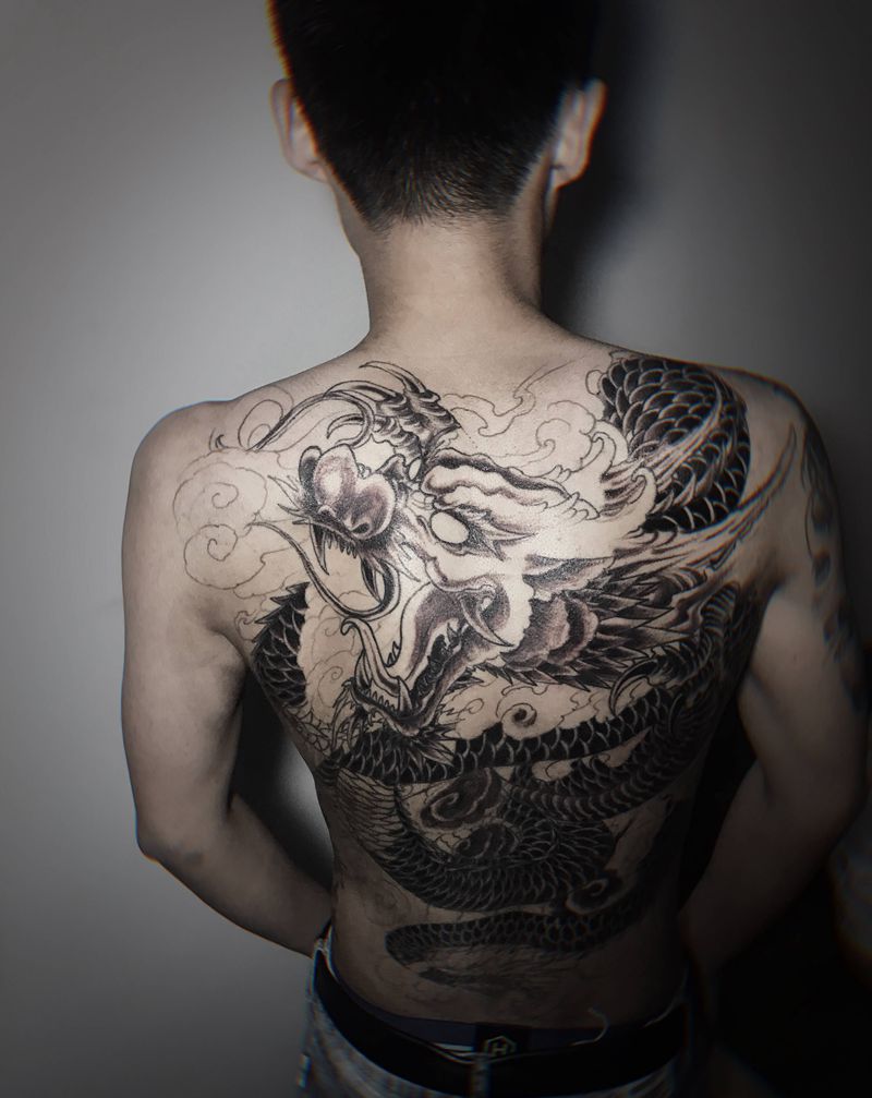 满背龙上色纹身图片_背部纹身图案