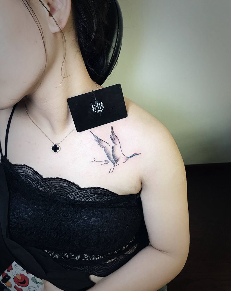 小姐姐鹤纹身图片_胸部颈部纹身图案