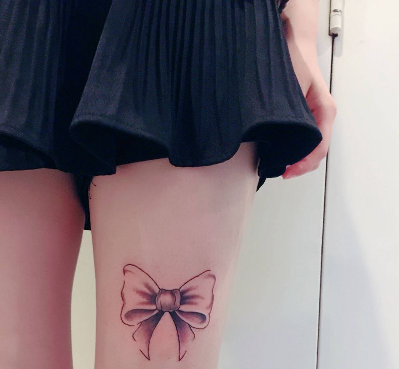 蝴蝶结纹身图片_腿部纹身图案