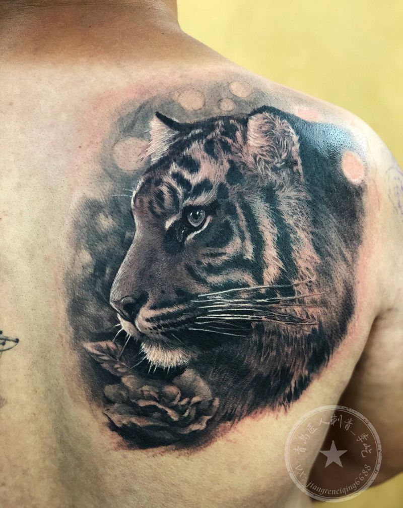虎纹身图片_背部欧美写实老虎纹身图案