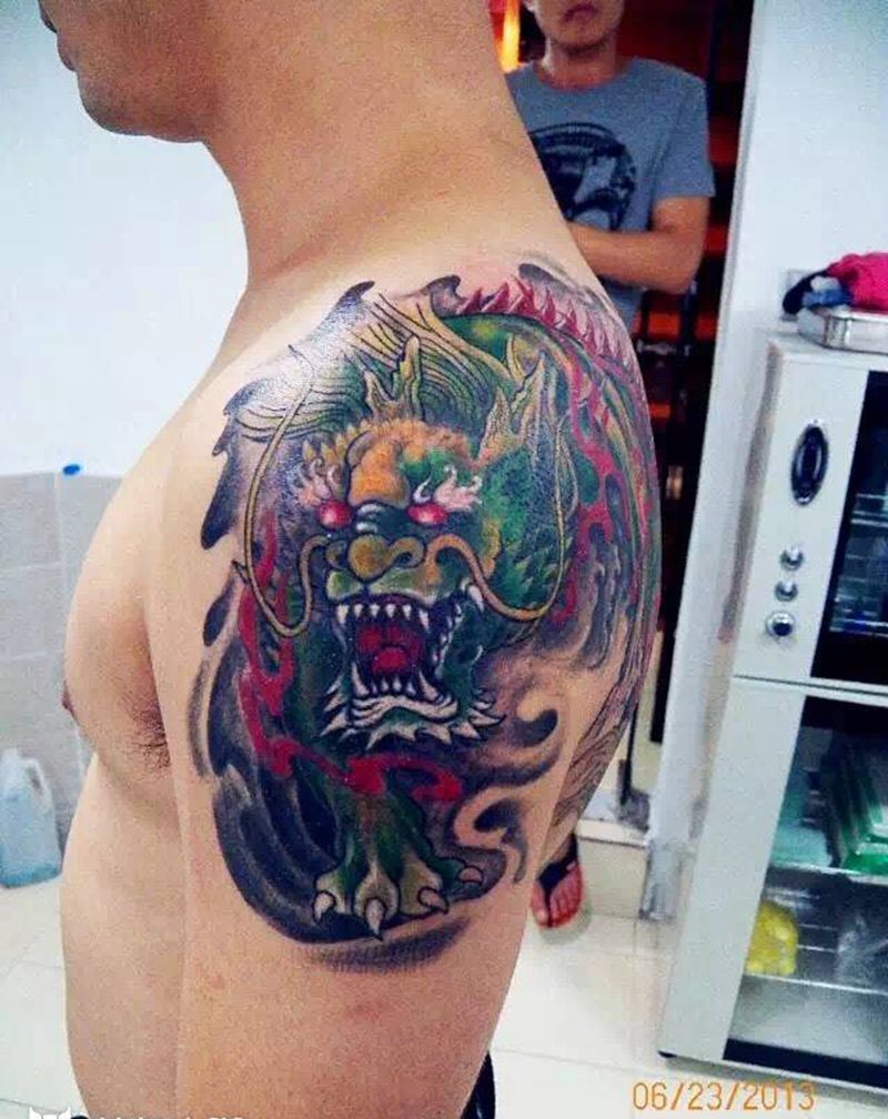 披肩火麒麟纹身图片