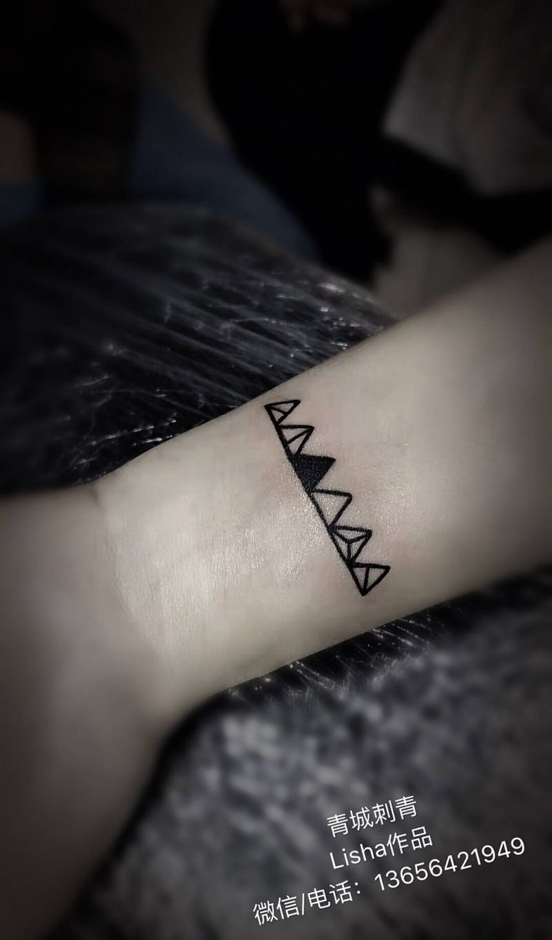 六戒 泰迪 字母纹身纹身图片_手臂胸部新传统图腾纹身图案