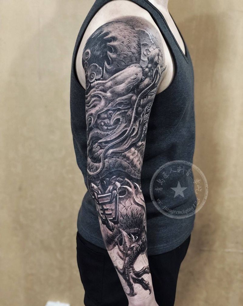 雕龙臂纹身图片_手臂新传统欧美写实石雕纹身图案