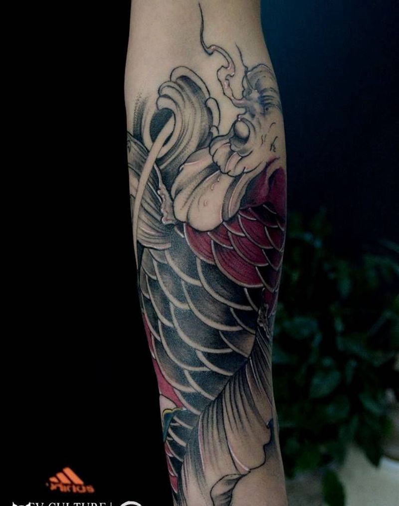 小臂锦鲤纹身图片_手臂传统动物青岛FV纹身图案