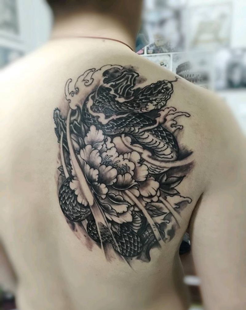 蛇盘牡丹纹身图片_肩部新传统纹身图案
