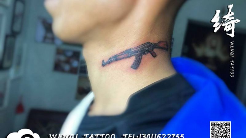 AK47纹身图片_颈部欧美写实纹身图案