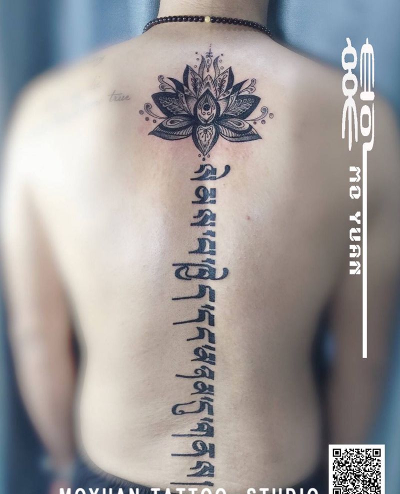 莲花与梵文纹身图片
