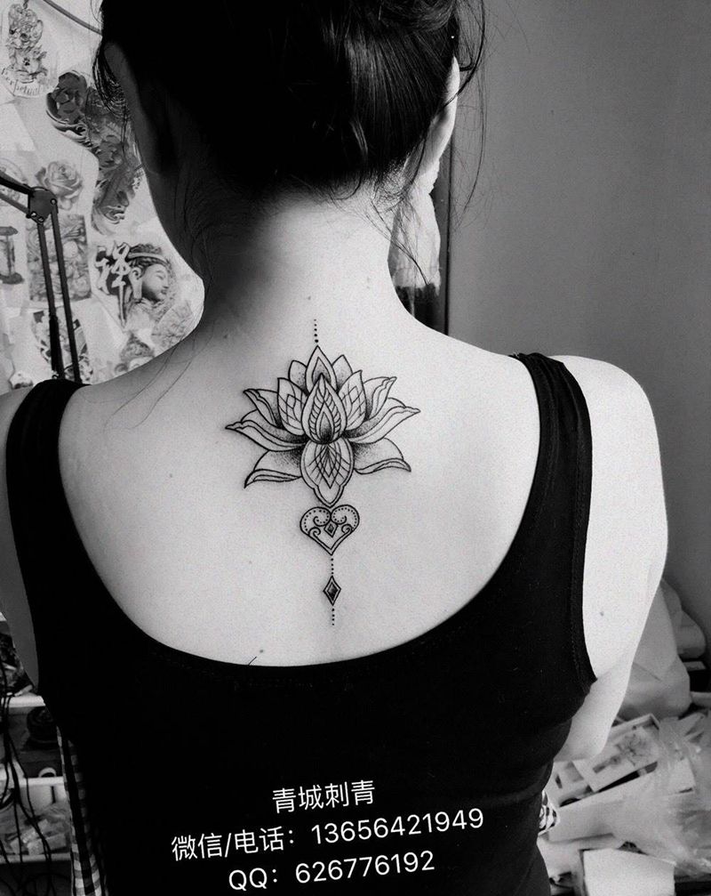 莲花纹身纹身图片_背部几何点刺纹身图案
