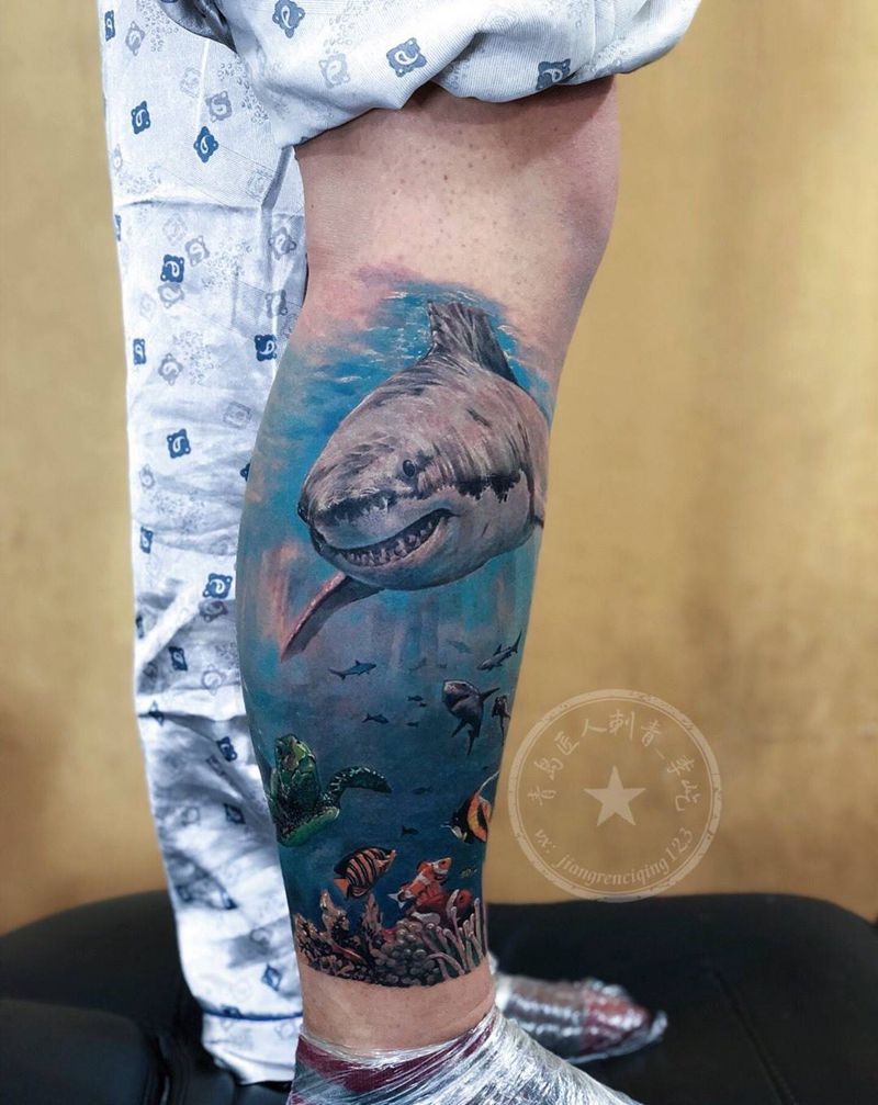 海底世界 鲨鱼纹身图片_腿部新传统欧美写实海底世界鲨鱼纹身图案