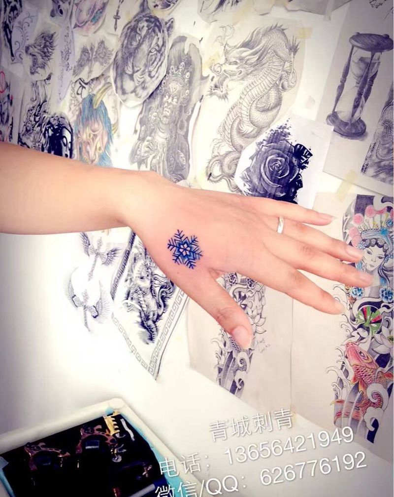 雪花一片纹身图片_成品手部传统清新几何纹身图案