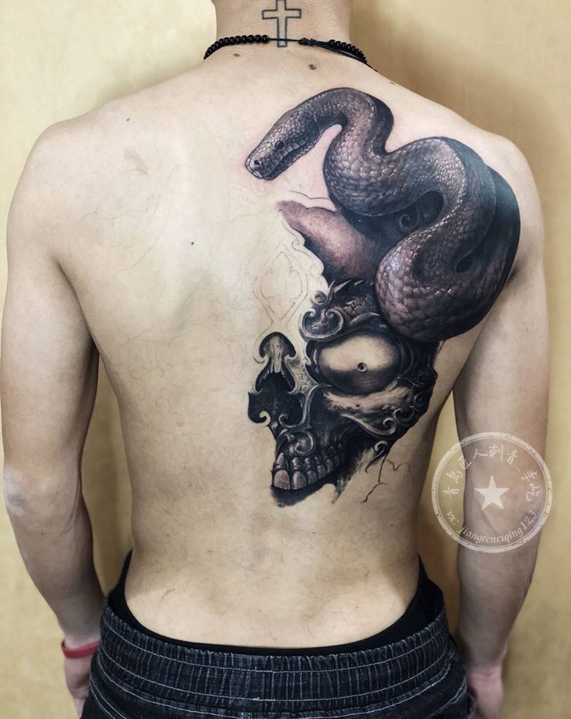 写实嘎巴拉纹身图片_背部新传统欧美写实嘎巴拉蛇骷髅纹身图案