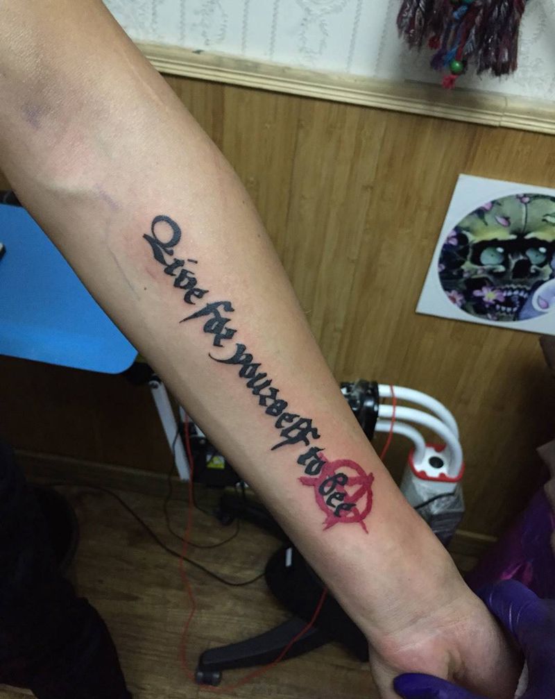 反战纹身图片_成品插画手部字符清新纹身图案