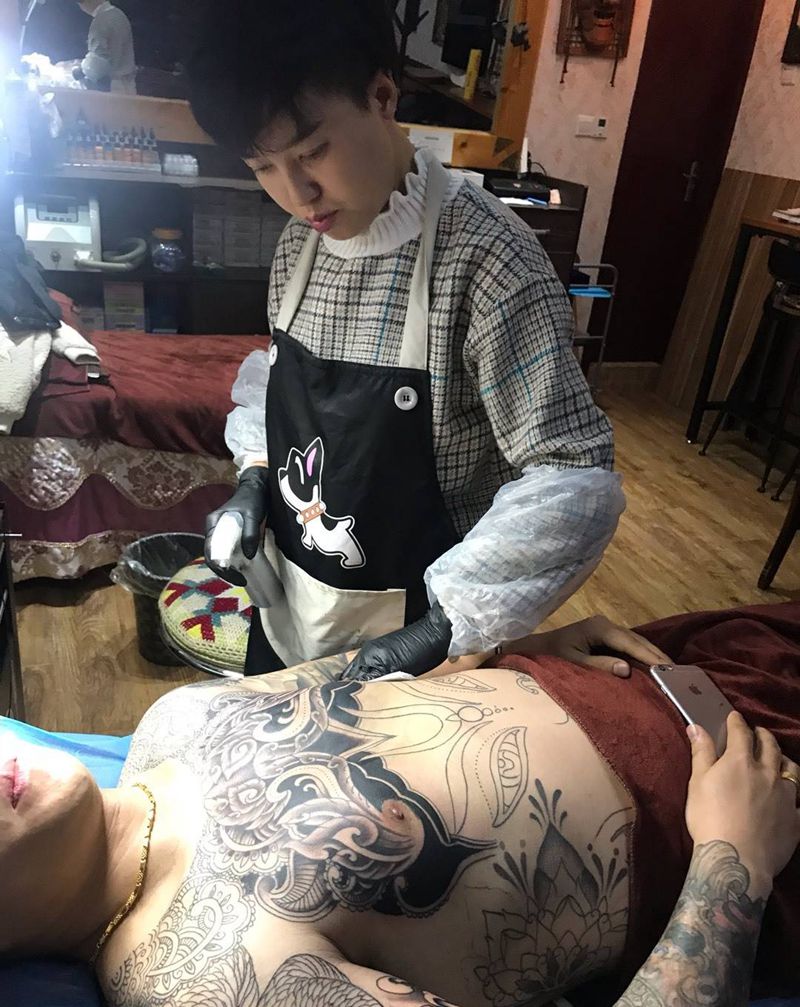 进度纹身图片_胸部欧美写实Old School青岛纹身图案