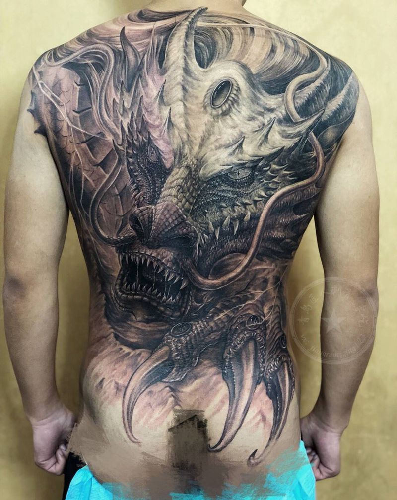 临摹 龙背山纹身图片_背部新传统龙纹身图案