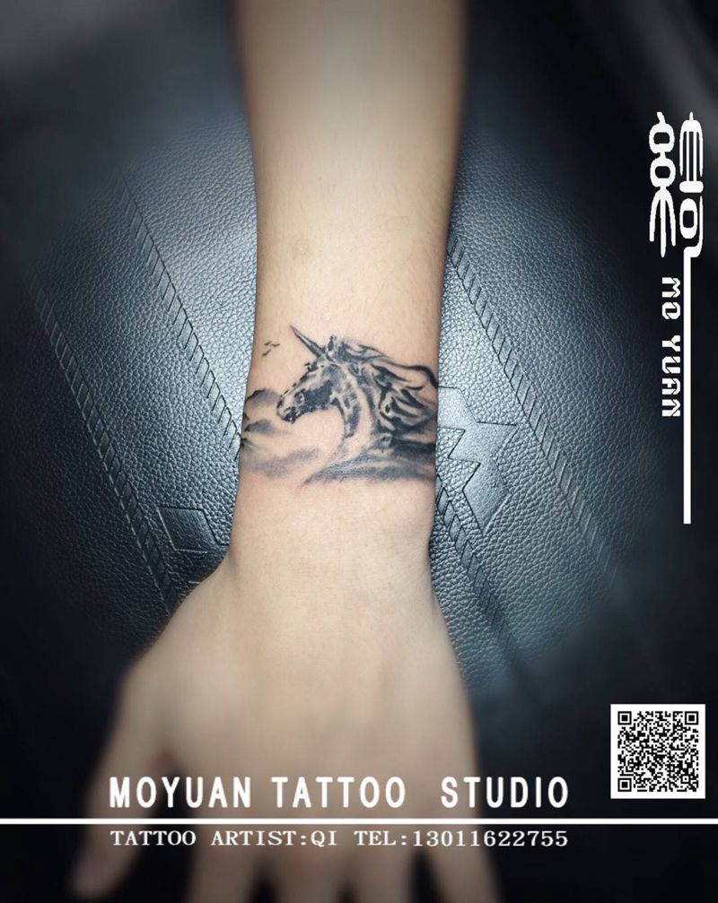 独角兽水墨手环纹身图片