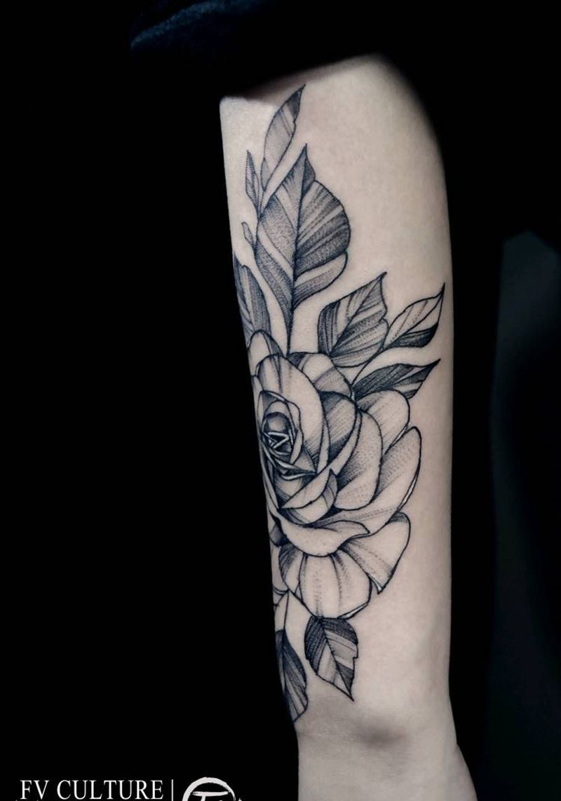 小臂素描玫瑰纹身图片_手臂欧美清新几何植物青岛FV纹身图案