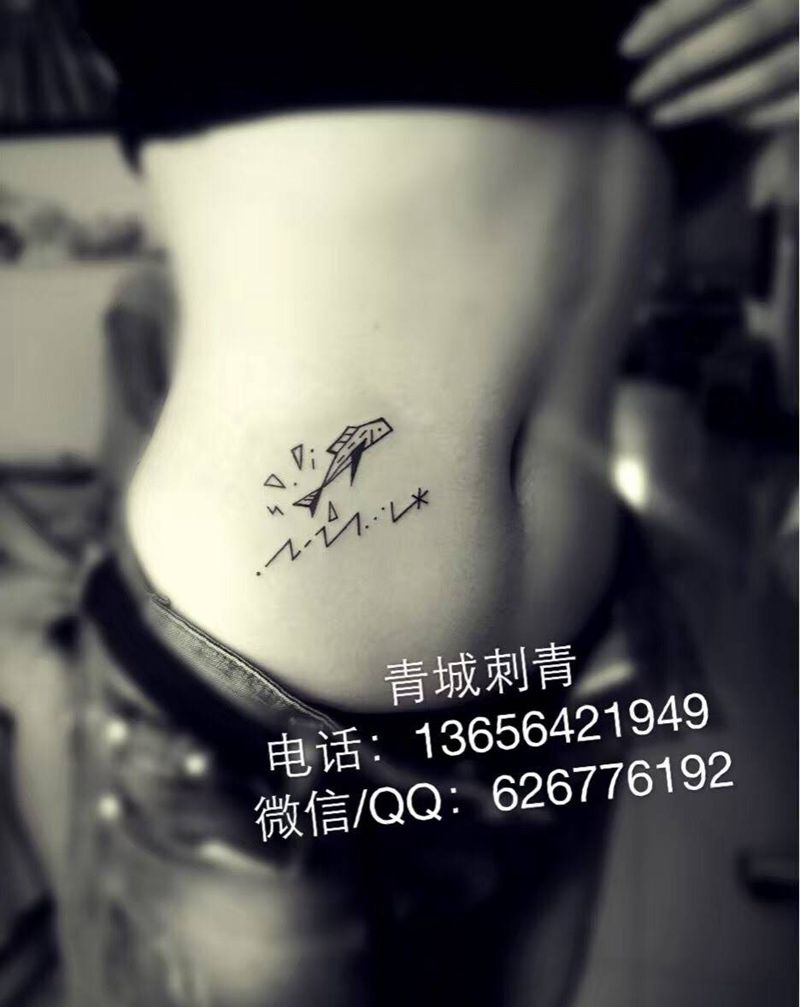 小飞鱼纹身图片_成品腰部清新几何纹身图案