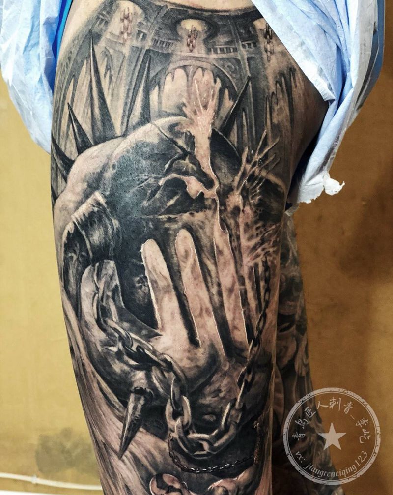 战神花腿部分近景纹身图片_腿部新传统欧美写实战神纹身图案