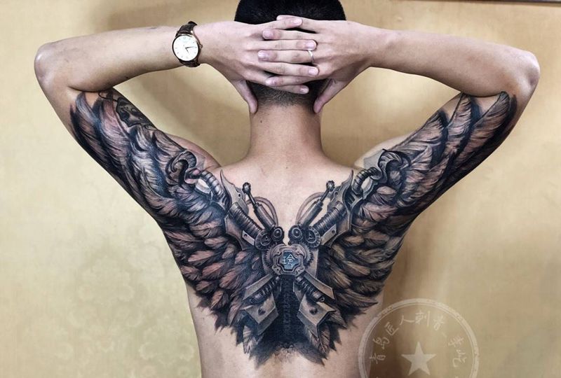 机械翅膀纹身图片_背部新传统欧美写实机械翅膀纹身图案