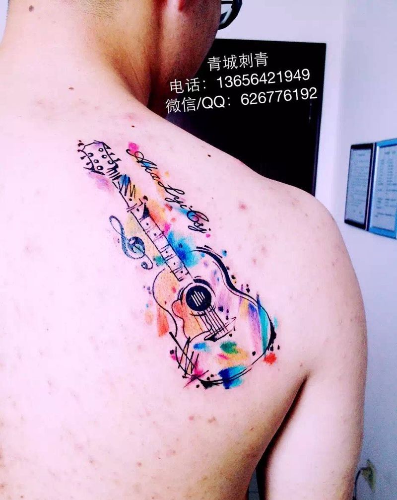 水彩效果吉他纹身纹身图片_成品背部清新静物纹身图案