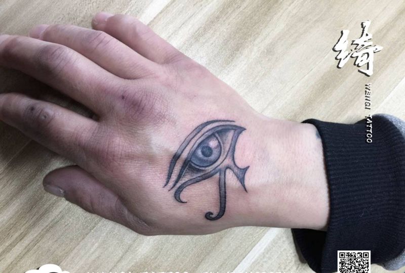 荷鲁斯之眼纹身图片_手部纹身图案