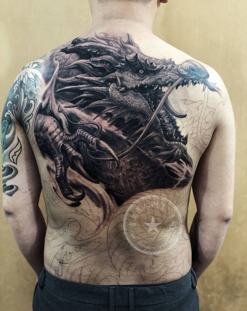 腾龙纹身图片_背部新传统欧美写实龙纹身图案
