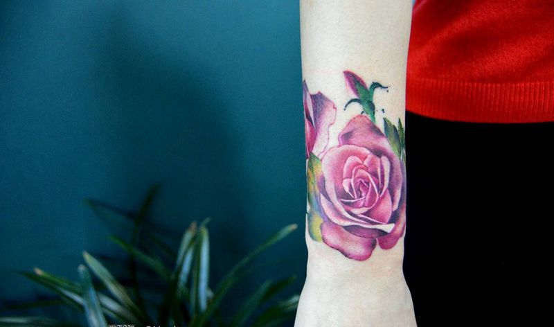 手腕水彩玫瑰纹身纹身图片_手臂清新植物青岛FV成品纹身图案