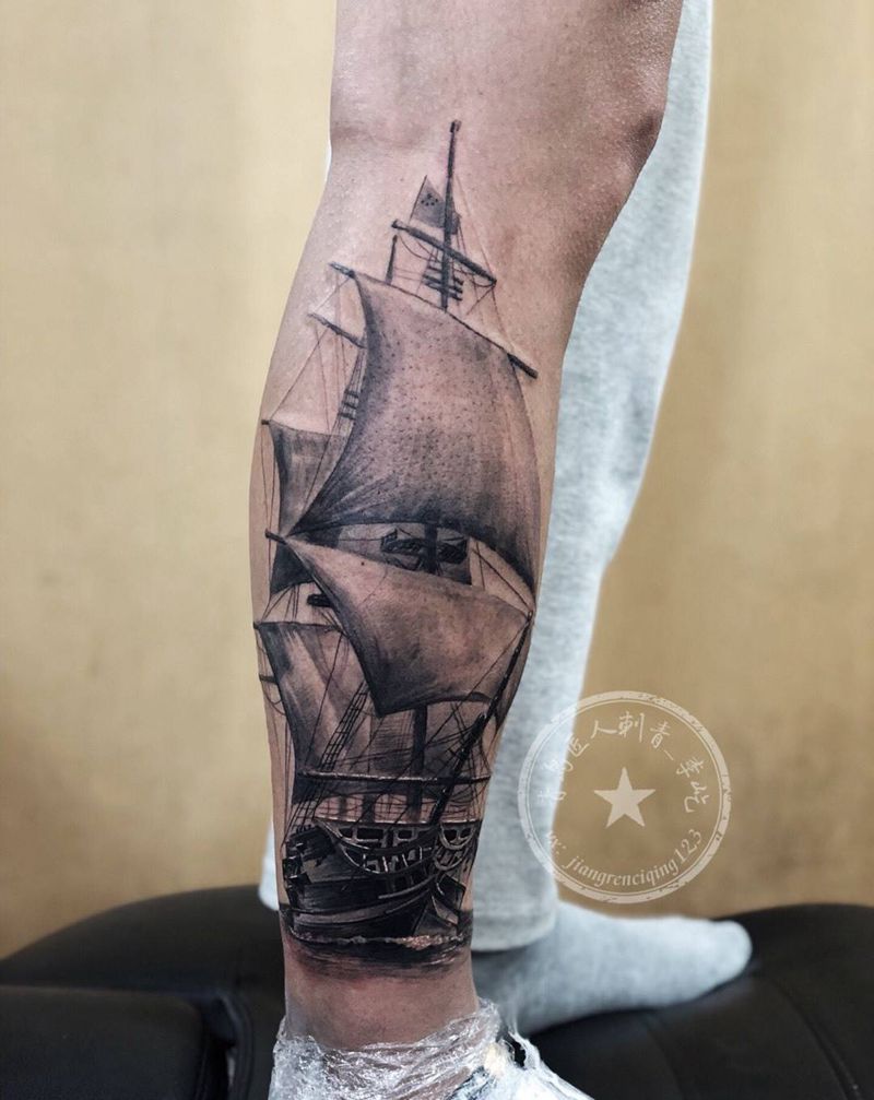 帆船纹身图片_腿部新传统欧美写实船纹身图案
