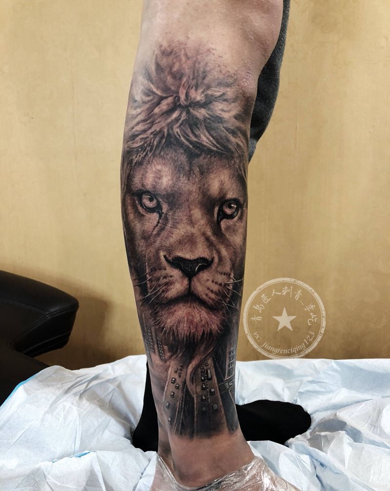狮子包小腿纹身图片_腿部新传统欧美写实狮子纹身图案