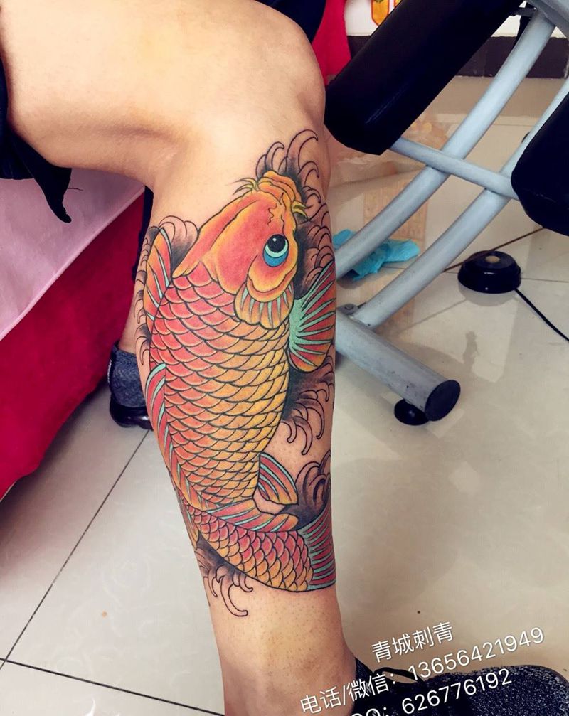 彩色鲤鱼纹身 青岛即墨纹身图片_成品腿部传统动物纹身图案