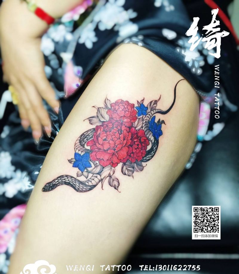 小清新纹身纹身图片_腿部点刺蛇，牡丹纹身图案