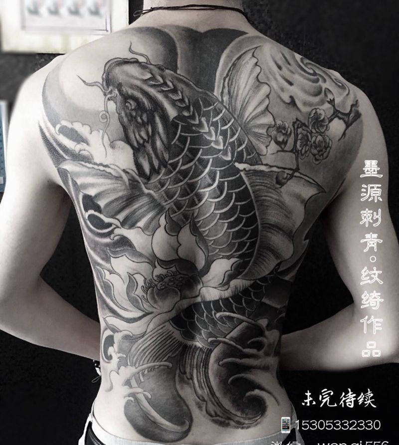 满背鲤鱼纹身图片