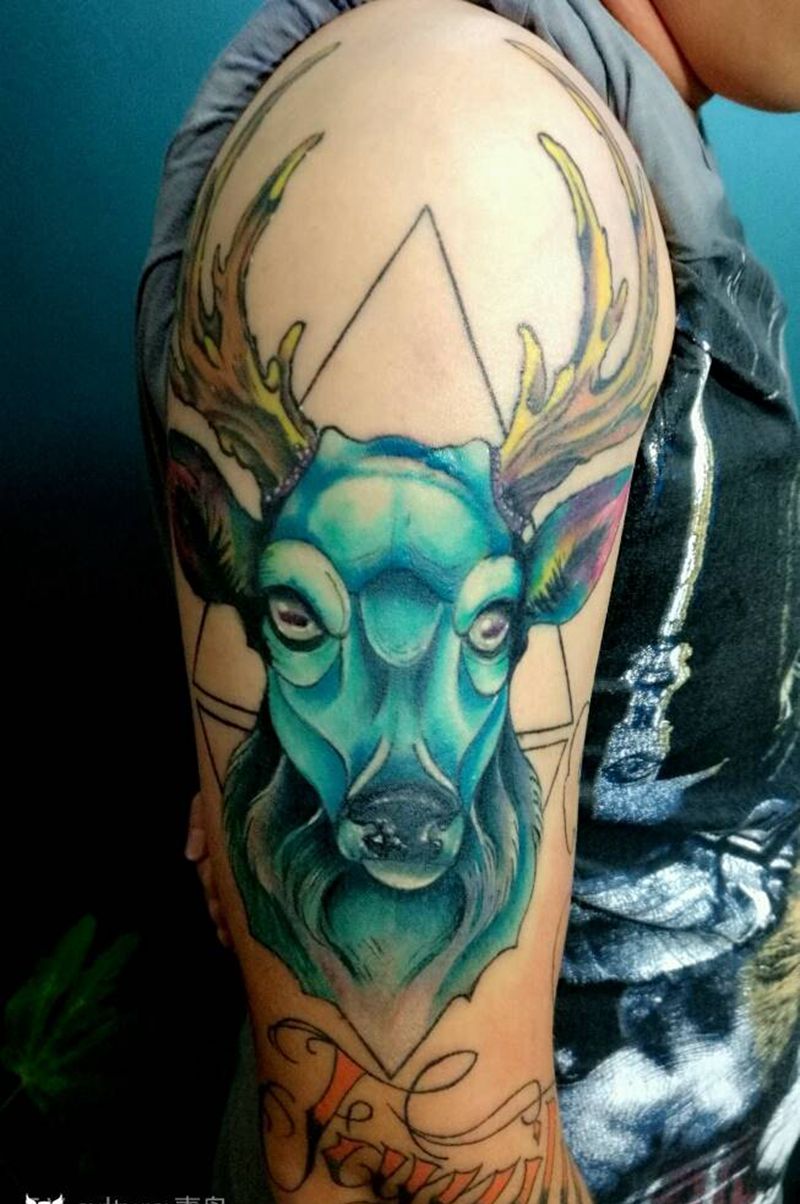 大臂鹿纹身纹身图片_手臂欧美几何动物青岛FV成品纹身图案