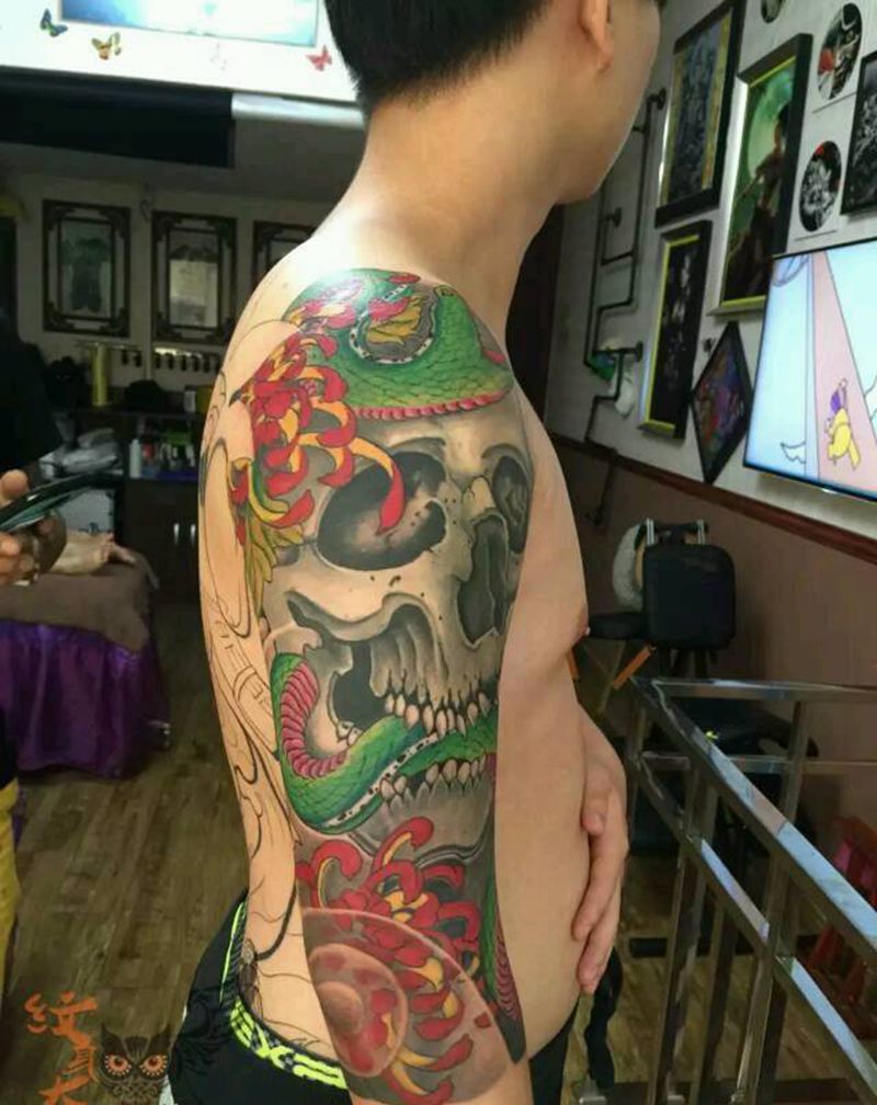 蛇与骷髅纹身图片