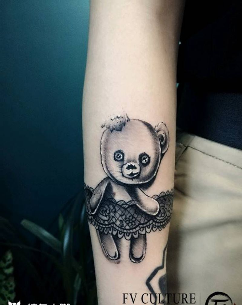 蕾丝小熊纹身图片_手臂清新动物青岛纹身图案