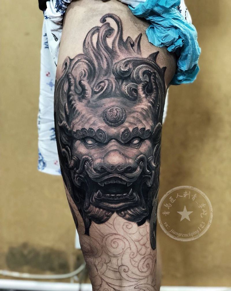 石雕龙腿纹身图片_腿部新传统欧美写实石雕龙纹身图案