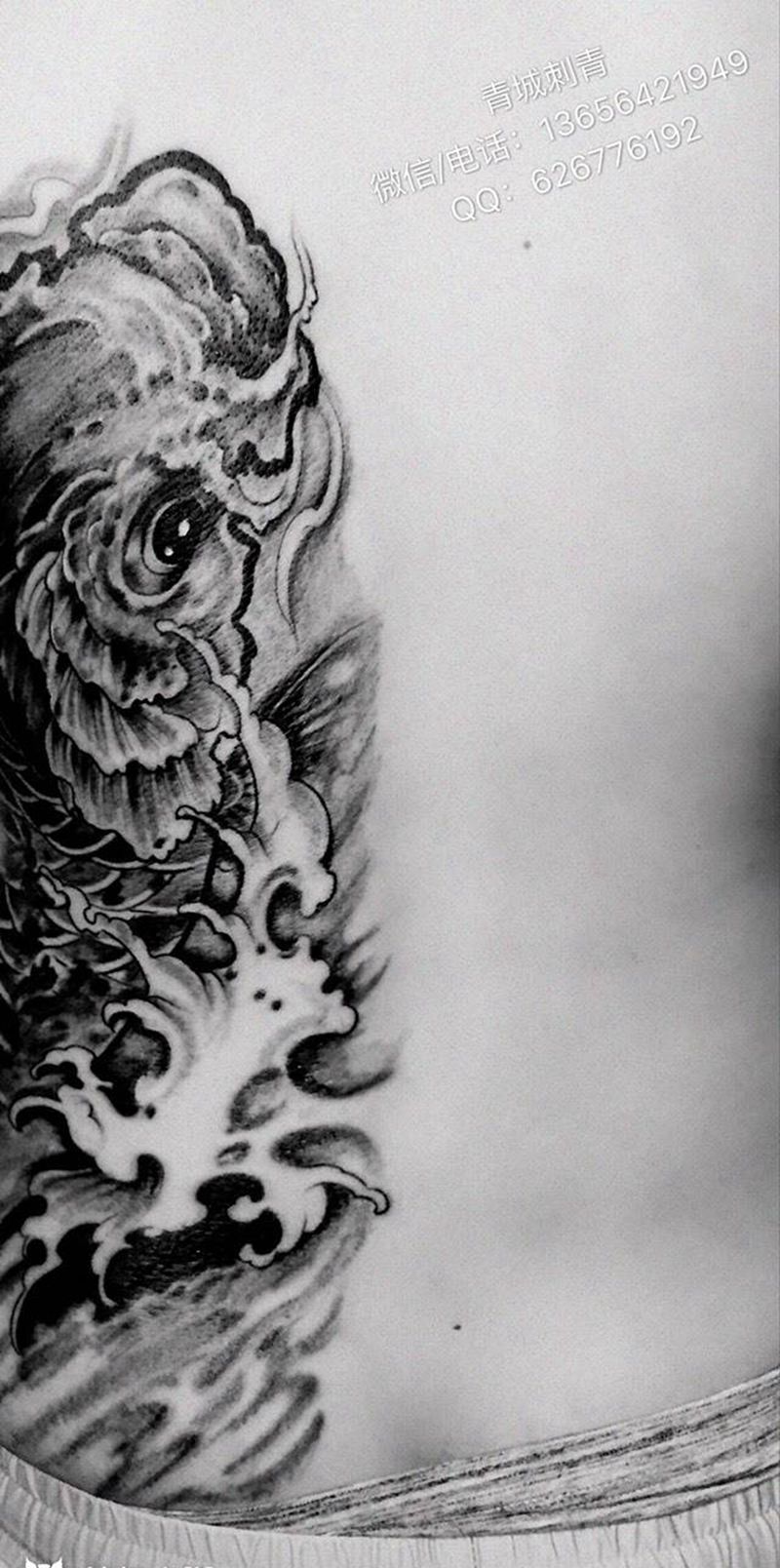 半背鲤鱼纹身纹身图片_成品背部传统动物纹身图案