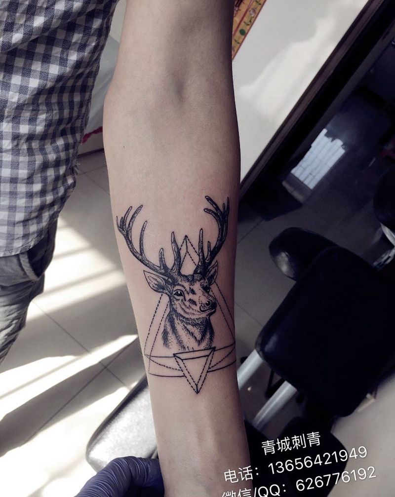 鹿纹身纹身图片_成品手臂传统清新几何动物纹身图案